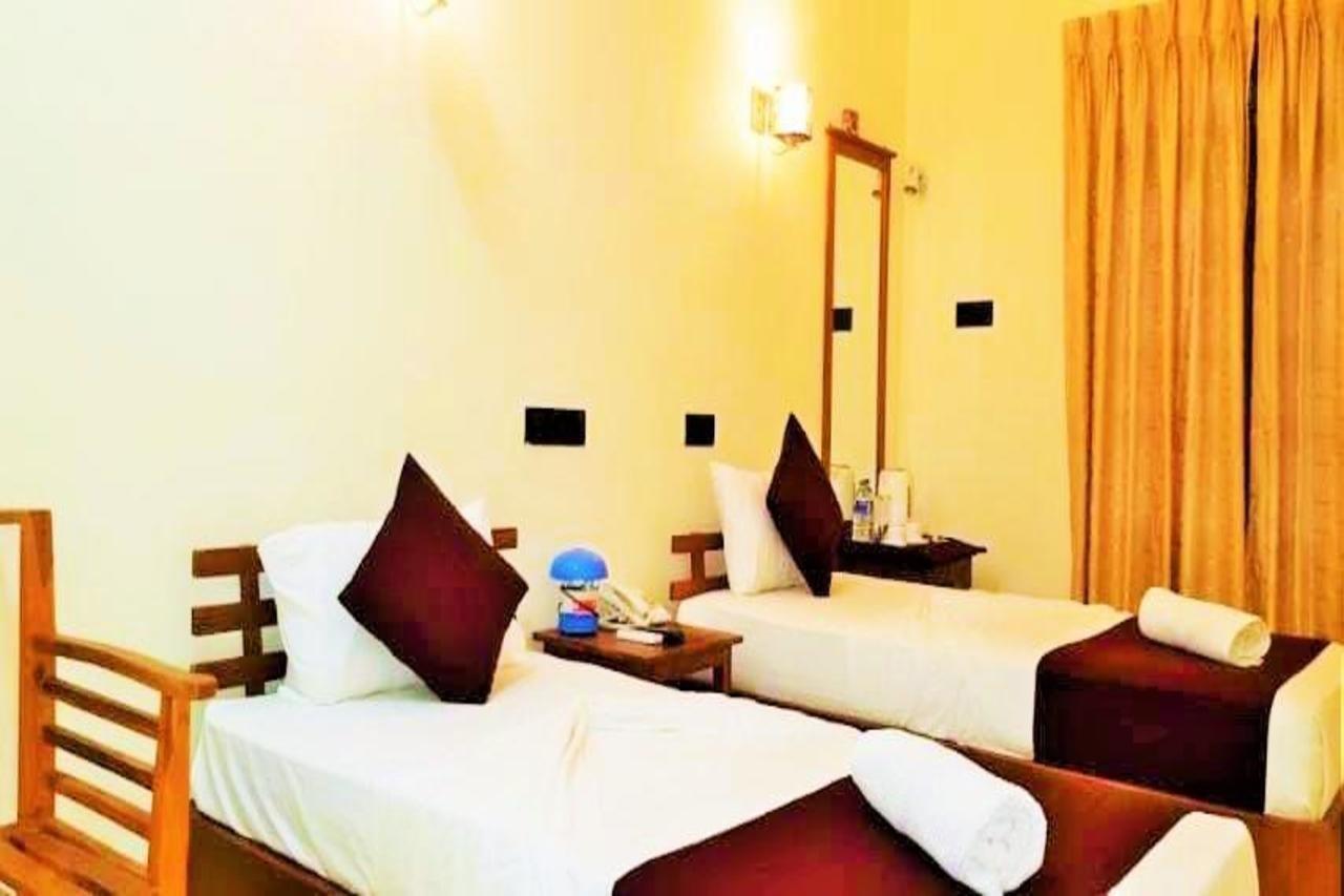 Luxury Everest Hotel Trincomalee Exterior foto