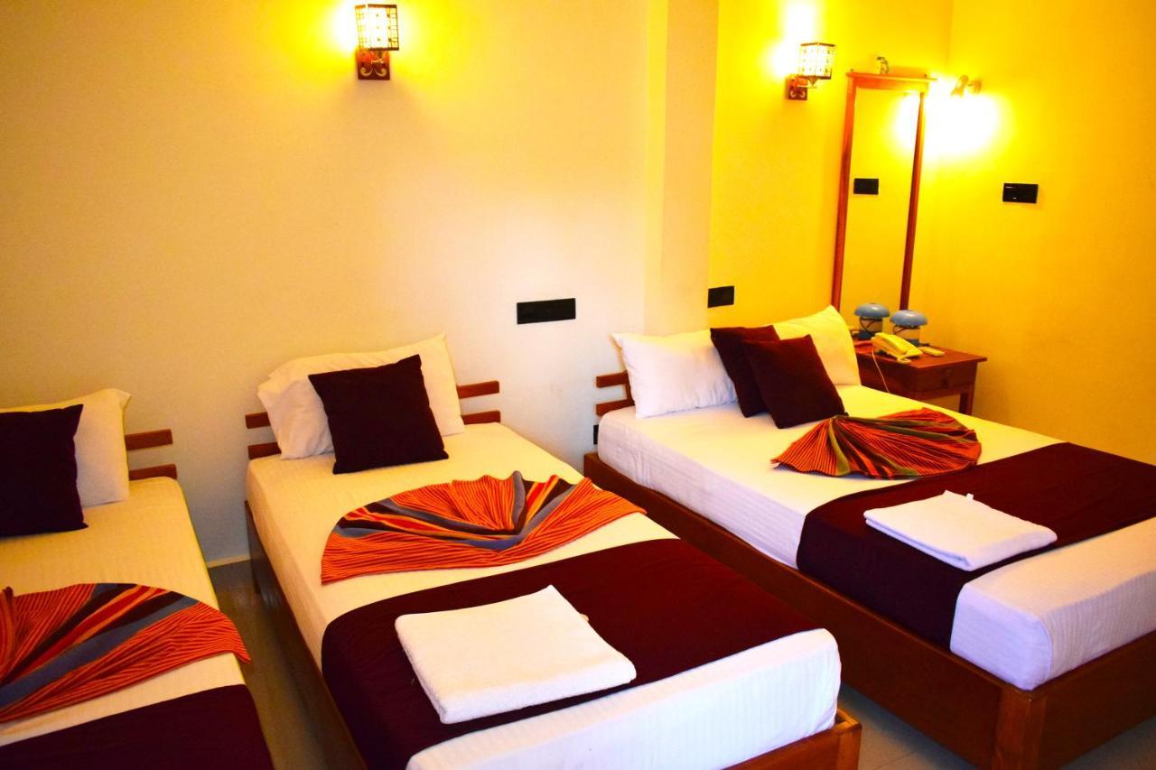 Luxury Everest Hotel Trincomalee Exterior foto