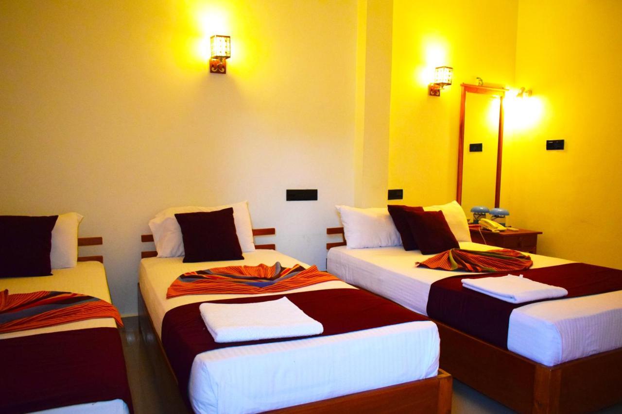 Luxury Everest Hotel Trincomalee Exterior foto