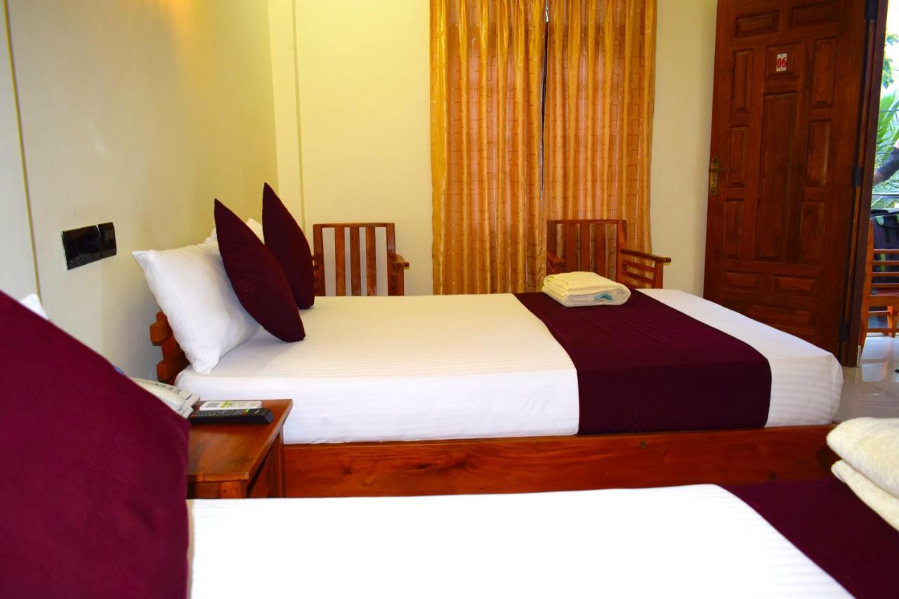 Luxury Everest Hotel Trincomalee Exterior foto