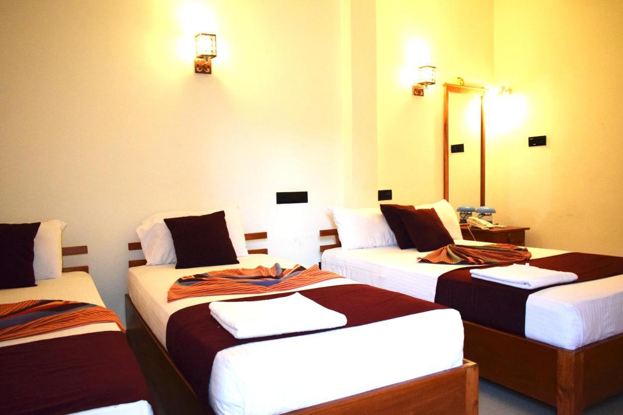 Luxury Everest Hotel Trincomalee Exterior foto