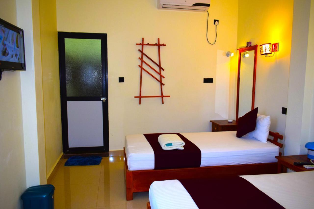 Luxury Everest Hotel Trincomalee Exterior foto