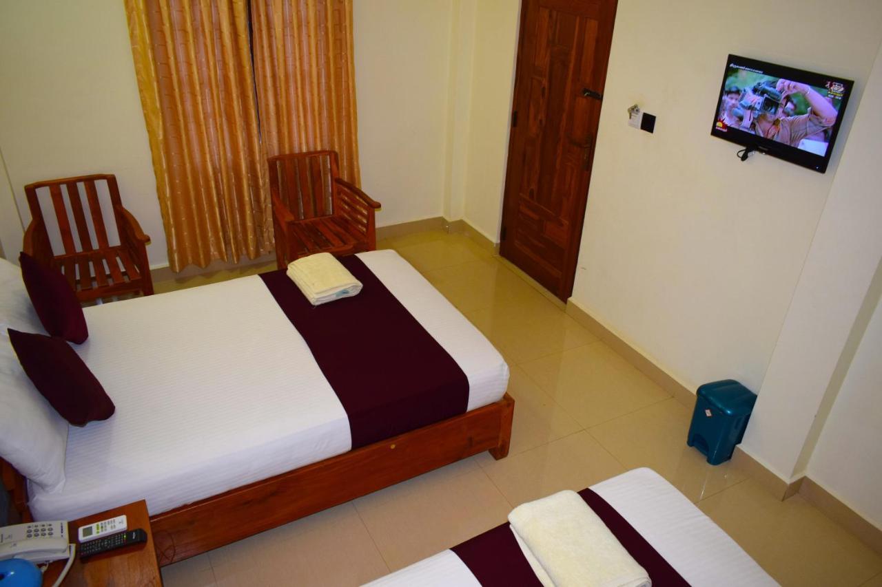 Luxury Everest Hotel Trincomalee Exterior foto