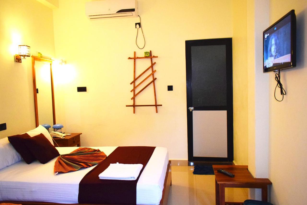 Luxury Everest Hotel Trincomalee Exterior foto