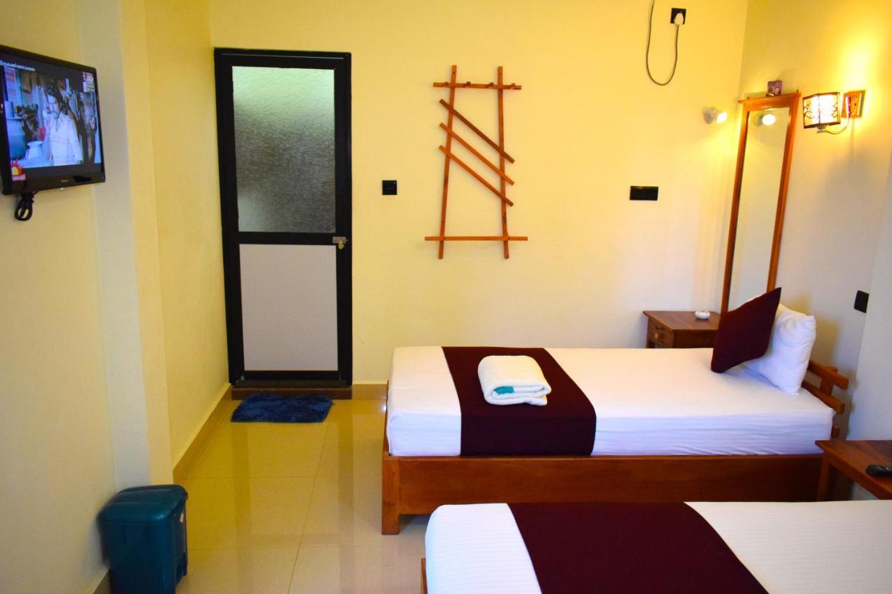 Luxury Everest Hotel Trincomalee Exterior foto