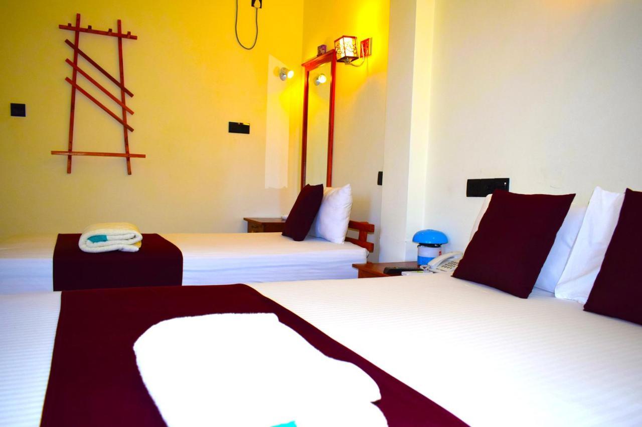 Luxury Everest Hotel Trincomalee Exterior foto