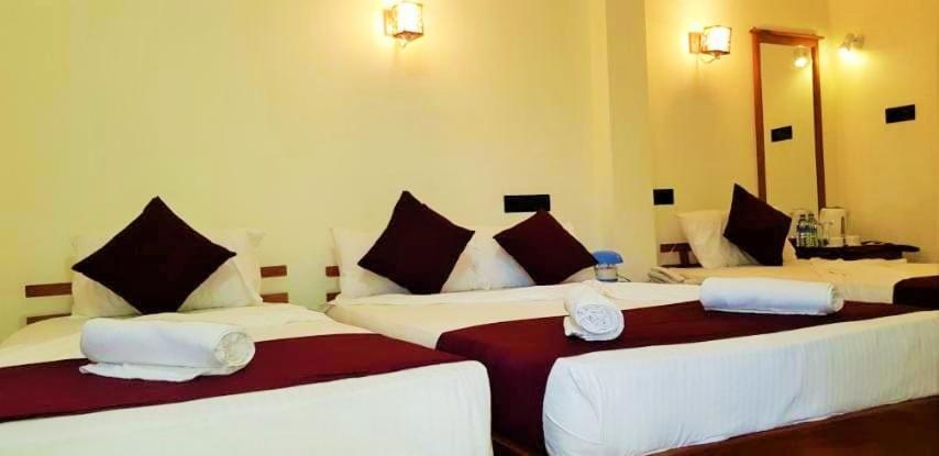 Luxury Everest Hotel Trincomalee Exterior foto