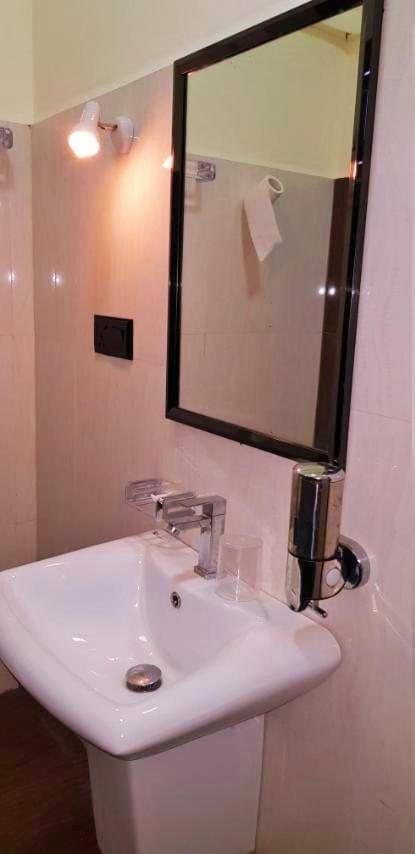 Luxury Everest Hotel Trincomalee Exterior foto