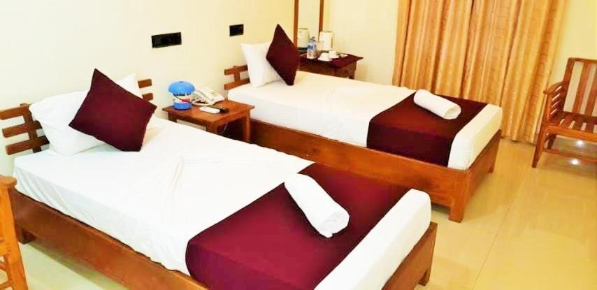 Luxury Everest Hotel Trincomalee Exterior foto