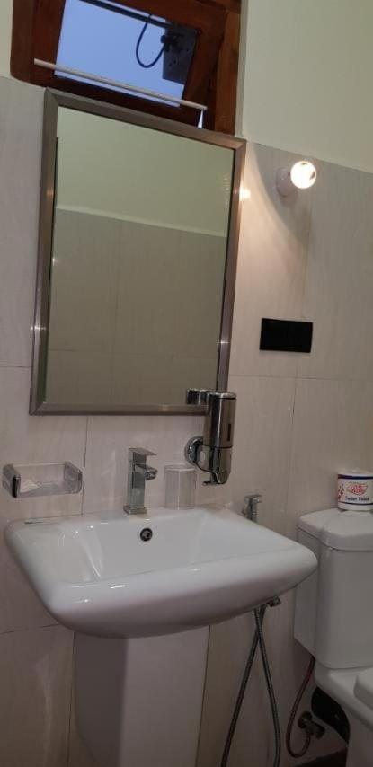Luxury Everest Hotel Trincomalee Exterior foto