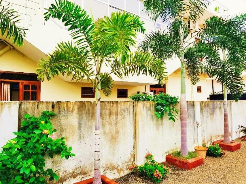 Luxury Everest Hotel Trincomalee Exterior foto