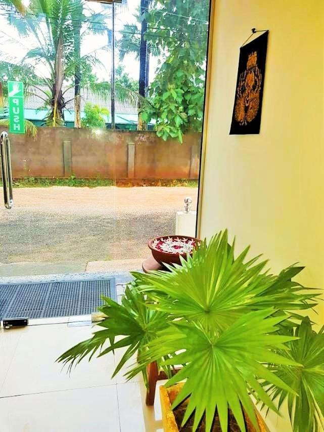Luxury Everest Hotel Trincomalee Exterior foto