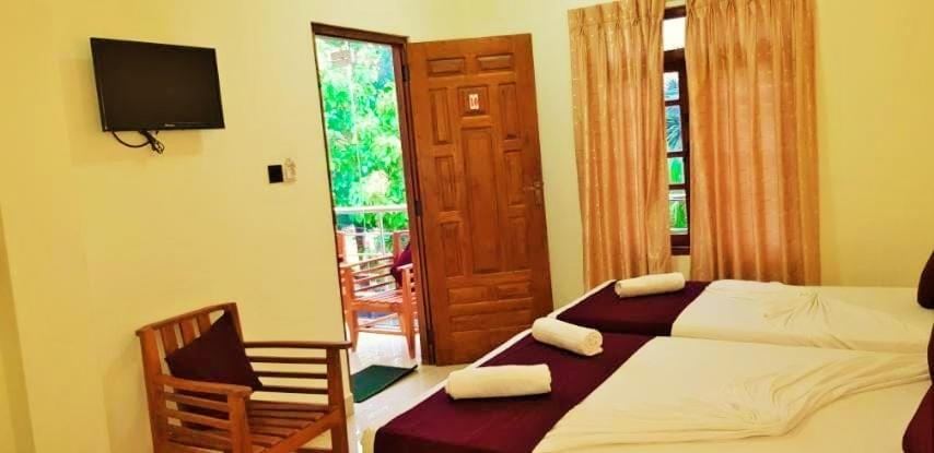 Luxury Everest Hotel Trincomalee Exterior foto