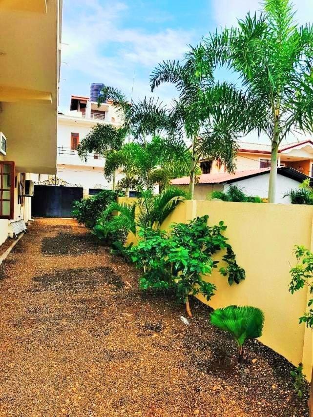 Luxury Everest Hotel Trincomalee Exterior foto