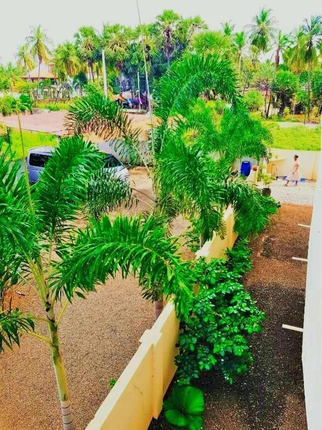 Luxury Everest Hotel Trincomalee Exterior foto