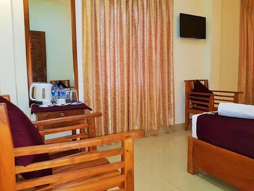 Luxury Everest Hotel Trincomalee Exterior foto
