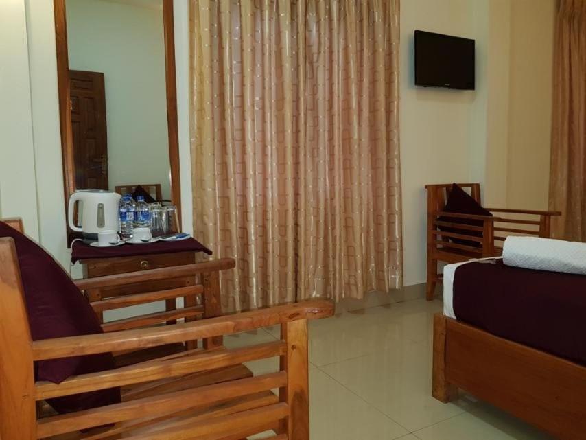 Luxury Everest Hotel Trincomalee Exterior foto